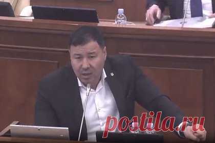 Молдавскому депутату не дали рассказать о незаконном финансировании партии Санду. Молдавскому депутату Богдану Цырде выключили микрофон во время его речи о незаконном финансировании правящей партии президента республики Майи Санду «Действие и солидарность». При этом парламентарий успел задать вопросы о том, откуда партия получила крупные средства для предвыборной кампании 2016 года.