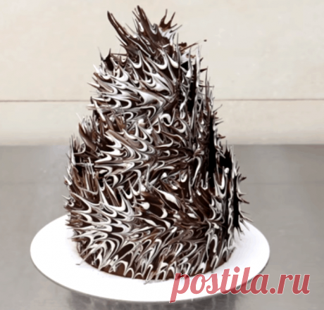 "Опасный" колючий торт с необычным шоколадным декором