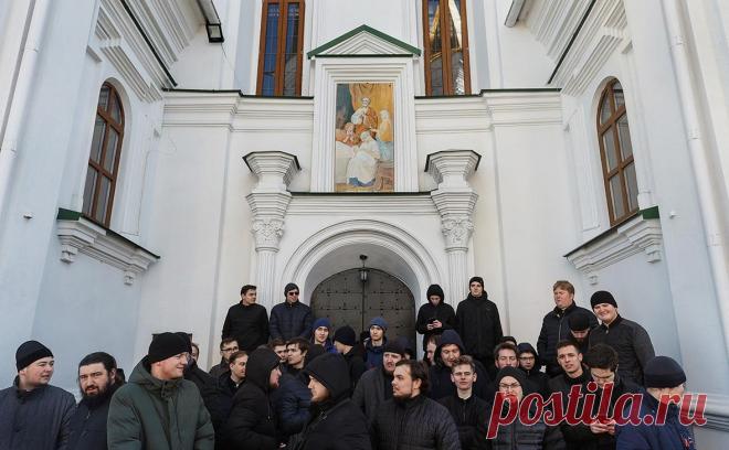 В Кремле осудили попытки выселения монахов УПЦ из лавры. Россия осуждает давление на Украинскую православную церковь Московского патриархата в ситуации с Киево-Печерской лаврой, заявил пресс-секретарь президента Дмитрий Песков, сообщает корреспондент РБК.