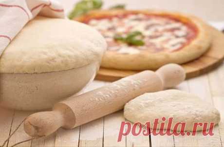 Топ-11 простых и вкусных рецептов теста для пиццы Пицца – одно из самых знаменитых блюд в мире. Нет такого уголка на Земле, где не готовили бы эти ароматные лепешки с сочной начинкой. Популярность пиццы обусловлена ее простотой. Достаточно замесить элементарное тесто из доступных ингредиентов и добавить в начинку всего пару составляющих, как получится отличный быстрый ужин или сытный перекус. Любители больших компаний тоже ценят пиццу за универсальность. Это блюдо – трансф...