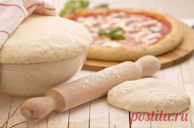 Топ-11 простых и вкусных рецептов теста для пиццы Пицца – одно из самых знаменитых блюд в мире. Нет такого уголка на Земле, где не готовили бы эти ароматные лепешки с сочной начинкой. Популярность пиццы обусловлена ее простотой. Достаточно замесить элементарное тесто из доступных ингредиентов и добавить в начинку всего пару составляющих, как получится отличный быстрый ужин или сытный перекус. Любители больших компаний тоже ценят пиццу за универсальность. Это блюдо – трансф...