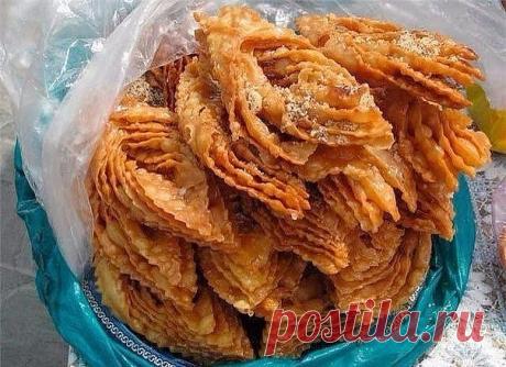 Хворост "Пахлава медовая" 
Ингредиенты:
● 3 стакана муки
● 1 стакан минералки
● 1 ч. ложка сахара
● 1 щепотка соли
● 3 ст. ложки водки
● 1 ст. ложка сметаны (не обязательно, но я добавляю)
Приготовление:
1. Муку высыпать в миску, сделать углубление. В ямку вылить сметану, минералку, водку, соль, сахар и ложкой все хорошенько смешать.
2. После вымесить до эластичности на столе, присыпанном мукой. И пусть тесто теперь немножко полежит под салфеточкой (чтоб корочка не образов...