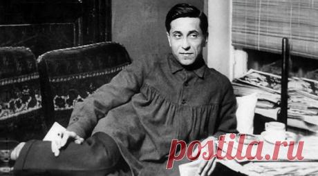 «Я и есть Зощенко»
Ардов сидит в своем кресле в столовой, прихлебывая чай, и просматривает газеты.
— Послушай, — говорю я ему, — сегодня двадцать второе июля, ровно год со дня смерти Зощенко. В приличной стране уже н…