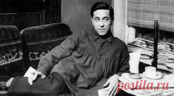 «Я и есть Зощенко» 

Ардов сидит в своем кресле в столовой, прихлебывая чай, и просматривает газеты.
 — Послушай, — говорю я ему, — сегодня двадцать второе июля, ровно год со дня смерти Зощенко. В приличной стране уже н…