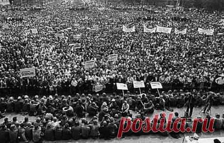 Что стало причиной расстрела рабочих в Новочеркасске 2 июня 1962 года случился Новочеркасский расстрел - трагедия экстраординарная. Считается, что оскорбительная фраза директора завода им. Буденного Бориса Курочкина «ешьте ливерные пирожки» стала детонатором народного гнева. Между тем, причины кроются глубже.
