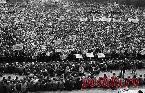 Что стало причиной расстрела рабочих в Новочеркасске 2 июня 1962 года случился Новочеркасский расстрел - трагедия экстраординарная. Считается, что оскорбительная фраза директора завода им. Буденного Бориса Курочкина «ешьте ливерные пирожки» стала детонатором народного гнева. Между тем, причины кроются глубже.