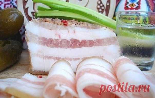МАРИНОВАННОЕ САЛО

Дивный рецепт! Сказать, что вкусно – значит, ничего не сказать! Мягкое, нежное и чуточку влажное сало...

Для маринования лучше подбирать мягкое, свежее сало с прожилками мяса и выбирать кусочек потолще. Чтобы узнать, не волокнистое ли сало, есть простой способ. Проткните сало спичкой. Если она легко входит в мякоть, значит, сало мягкое. Именно такое и нужно для маринования.
Показать полностью…