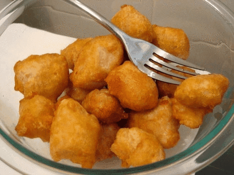 Жарить рыбу умеют все. А вы попробуйте пожарить ее в кляре на пиве. Пальчики оближете!!
Пригодится!
Для кляра понадобится: 
Мука - 1 стакан с горкой 
Пиво светлое (темное будет горчить) - 1 стакан 
Молоко - 4-5 ст.ложек 
Яйца - 2 шт. 
Соль - по вкусу ( немного пересаливаю кляр, зато рыбу не солю вообще). 
Приготовление: 
Яйца с солью слегка взбить вилкой, добавить молоко, пиво и просеянную муку. 
Все тщательно перемешать, чтобы не