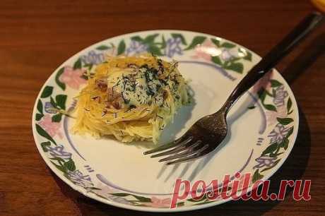 ГНЁЗДА 
- быстро, вкусно и очень просто.
На завтрак просто незаменимый рецептик.
- Берём лапшу гнёзда, укладываем в сковороду.
- Затем сверху каждого "Гнёздышка" кладём готовый фарш(любой на ваш вкус).
- Наливаем воды,так чтоб скрыла на половину нашу лапшу,солим и закрываем крышкой.
- Как закипит,огонь уменьшить на медленый и готовить 15 минут с закрытой крышкой.
- Сверху посыпаем сыром и любой зеленью.
Приятного аппетита!