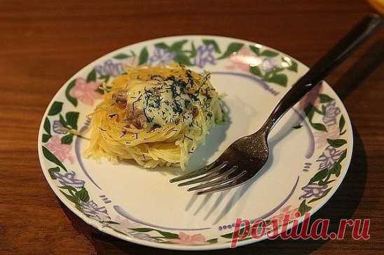 ГНЁЗДА 
- быстро, вкусно и очень просто.
На завтрак просто незаменимый рецептик.
- Берём лапшу гнёзда, укладываем в сковороду.
- Затем сверху каждого 
