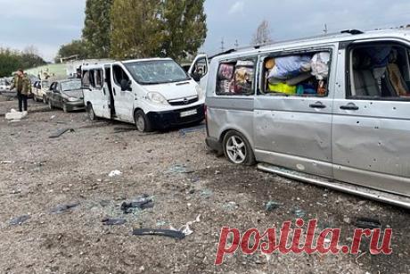 Число погибших при обстреле автоколонны в Запорожской области возросло. Число погибших при обстреле Вооруженными силами Украины (ВСУ) автоколонны в Запорожской области выросло до 24. Об этом сообщил председатель движения «Мы вместе с Россией» Владимир Рогов, передает РИА Новости. По словам Рогова, среди погибших 11 мужчин и 13 женщин, ранено 36 человек.