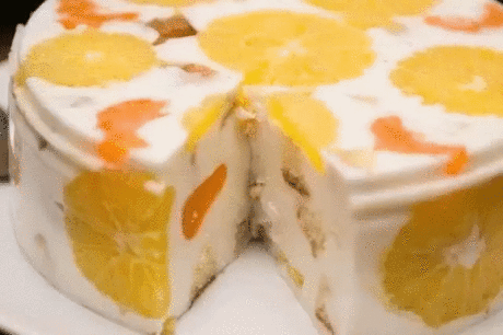 Желейный торт "Фруктовый Новый год" 
Продукты: 
Для бисквита. 
● 3 яйца, 
● 0,5 стакана сахара, 
● 1 ч.л. соды, 
● 1 стакан (200гр.) муки. 
Для начинки. 
● 3 апельсина, 
● 3 мандарина, 
● 150 гр. ананасов, 
● 150 гр. (1 небольшой) бананов. 
Для крема. 
● 50 гр. желатина, 
● 1 пакетик ванилина, 
● 900 гр. сметаны 10%, 
● 1 ст. сахара.,