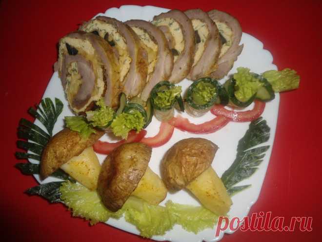 Мясной рулет с омлетом, сыром и маслинами . Пошаговый рецепт здесь ... http://ligakulinarov.ru/r/myasnoy_rulet_s_omletom_syrom_i_maslinami_2002