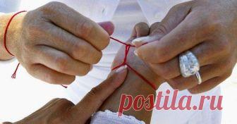 Красная нить на запястье: что означает и как правильно носить — Газета Слонімская Сила красной нити известна давно. Люди верили и верят до сих пор в силу мыслей, взглядов и слов. А вот для того, чтобы обезопасить себя от дурного влияния мыслей и взглядов людских, были придуманы амулеты, талисманы, обереги, пишут Подробности.