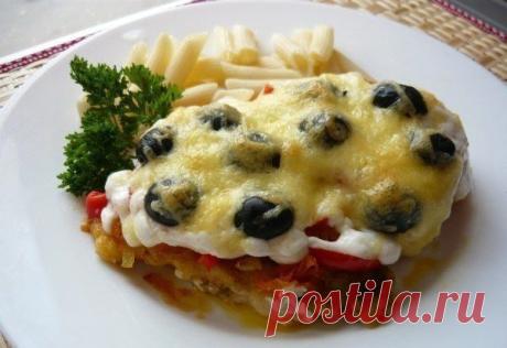 Нежная отбивная из куриной грудки под овощами с сыром и оливками / Изысканные кулинарные рецепты