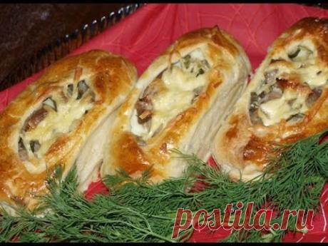 Лодочки из слоеного теста с картофелем, мясом и огурцами