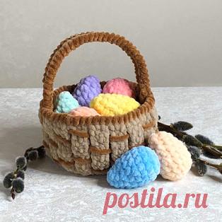 Пасхальная корзинка с яйцами амигуруми. Схемы и описания для вязания игрушек крючком! Бесплатный мастер-класс от Наталии Ванчиной по вязанию пасхальной корзинки с яйцами. Диаметр вязаной крючком игрушки примерно 13 см, высота без ручки…