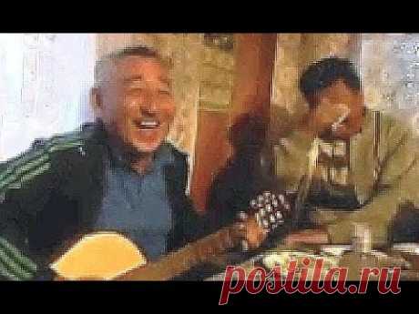 Мужик классно поёт и заразительно смеётся