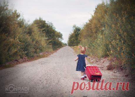 ✔Вместе с Waldemar Konradi
&quot;СОН  АЛИНЫ&quot; - семейная сказочная фото-история!!!
Models: Familie Raiber / Günzburg / Juli 2015 / Deutschland
Съёмка проводилась в Германии. 
Главной героине этой сказки - Алиночке, всего полтора годика.
Костюм &quot;Машеньки&quot; сшит на заказ в России. 
Стол и стульчики из дерева для фотосъёмок,  
смастерил мой отец - Waldemar Konradi. 
Сама идея - сюжет сказки, весь реквизит, декорация и костюмы - мои, точнее от фотографа  Oksa...