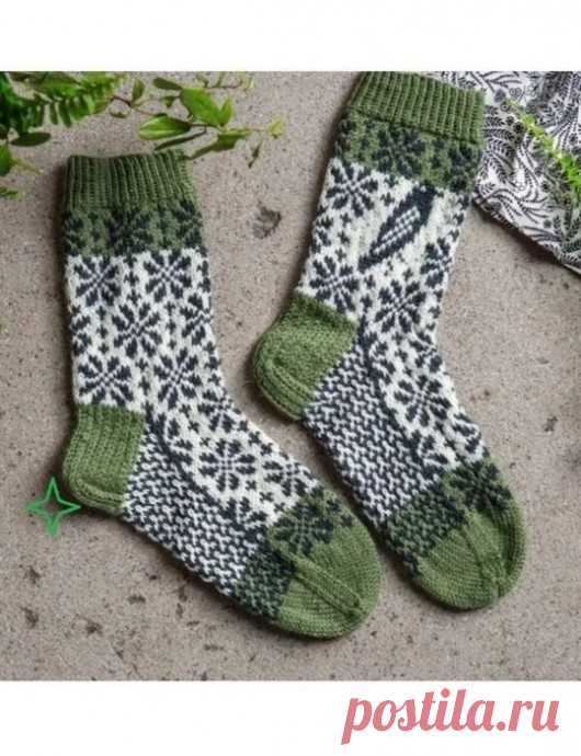 Носки спицами с жаккардовым узором с цветками-снежинками и птичками
