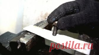 Made in Гараж: 5 приспособлений из подручных материалов Владельцы гаражей бережливо относятся к различным деталям и механизмам, попавшим к ним в руки. «Есть-пить» они не просят, вдруг когда-нибудь да пригодятся. Однако большая часть таких вещей лишь занимает место, постепенно ржавеет и впоследствии окончательно превращается в хлам, который выносится на