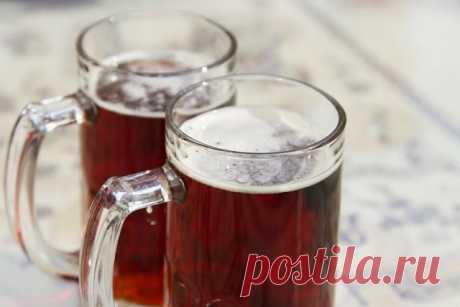 Вкусный домашний квас уже через 6 часов! 
 
Вкусно, быстро, обалденно, не отличить от того, что летом повсюду! 
 
Вам понадобится: 
 
- 5 литров холодной воды, 
- 2 столовых ложки цикория(обычного, без всяких добавок вкусовых) 
- чайную ложку лимонной кислоты 
- 650 гр сахара (если любите менее сладкий, то сахара можно взять 400 гр) 
 
Всё соединяем, ставим на огонь чтобы закипело. 
Как закипит, отключаем и пускай стоит охлаждается до парного молока 
Засыпаем пол пачки дро...