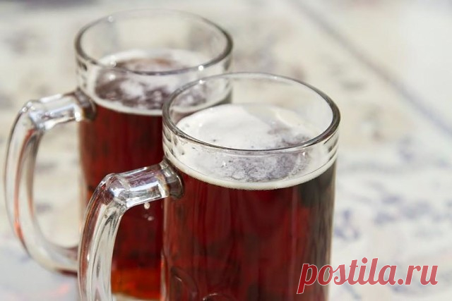 Вкусный домашний квас уже через 6 часов! 
 
Вкусно, быстро, обалденно, не отличить от того, что летом повсюду! 
 
Вам понадобится: 
 
- 5 литров холодной воды, 
- 2 столовых ложки цикория(обычного, без всяких добавок вкусовых) 
- чайную ложку лимонной кислоты 
- 650 гр сахара (если любите менее сладкий, то сахара можно взять 400 гр) 
 
Всё соединяем, ставим на огонь чтобы закипело. 
Как закипит, отключаем и пускай стоит охлаждается до парного молока 
Засыпаем пол пачки дро...