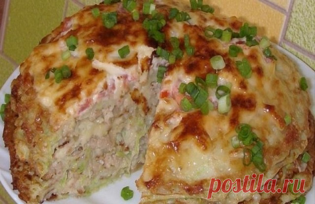 Мясной торт

ИНГРЕДИЕНТЫ

муки 1,5 ст.
сметана 100 г
маргарина 100 г

Для начинки:

мясо 0,5 кг
шампиньоны 0,5 кг
яйцо 5 шт.
твёрдый сыр 150 г
майонез 300 г
немного растительного масла
соль по вкусу

Начинаем с приготовления теста. Для этого соединяем размягченный маргарин сметану и просеянную муку. Замешиваем эластичное мягкое тесто и кладем его на 20 мин. в холодильник.

По истечении этого времени, готовое тесто делим на четыре равных части. Каждую часть раскатываем в ко...