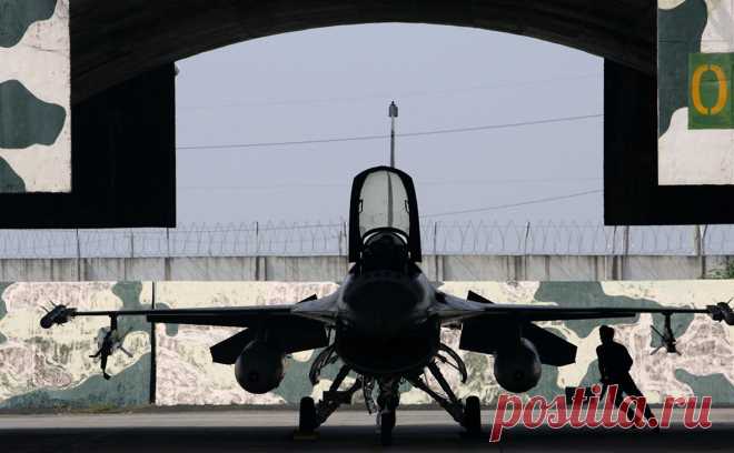 Украина попросила Запад срочно предоставить две эскадрильи истребителей. Киеву нужны самолеты, лучшим вариантом стали бы истребители F-16 которые совмещают в себе преимущества уже имеющихся бортов, сказал Игнат. Он подчеркнул, что интенсивное обучение займет месяцы, ведь «небо ошибок не прощает»