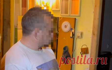 ФСБ задержала крымчанина за помощь СБУ с сим-картами. Житель полуострова общался через мессенджер с сотрудником СБУ, ему дали задание найти в Симферополе тайник и достать оттуда сим-карты для агентов. Против него завели уголовное дело, ему грозит до восьми лет лишения свободы
