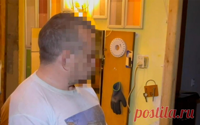 ФСБ задержала крымчанина за помощь СБУ с сим-картами. Житель полуострова общался через мессенджер с сотрудником СБУ, ему дали задание найти в Симферополе тайник и достать оттуда сим-карты для агентов. Против него завели уголовное дело, ему грозит до восьми лет лишения свободы