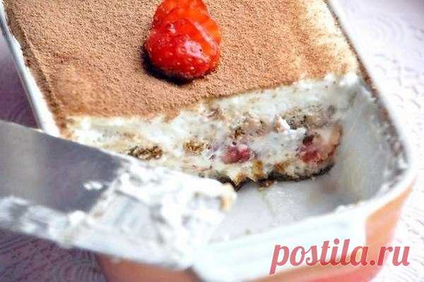 Нежный тирамису с творогом и клубникой, рецепт с фото Нежный тирамису с творогом и клубникой, рецепт. творог 500 г, клубника 200 г, шоколад горький 50 г..