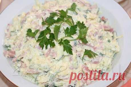 Салат «Неженка»

Вкусный праздничный салатик, нежный, но пикантный за счет чесночка.

Ингредиенты:
400 г. ветчины
4 свежих огурца
180 г. сыра
3 вареных яйца
1 большой зубчик чеснока
соль
майонез.

Приготовление:
1. Режем ветчину и огурцы соломкой.
2. Яйца и сыр трем на терке.
3. Добавляем раздавленный чеснок, солим и заправляем майонезом.
