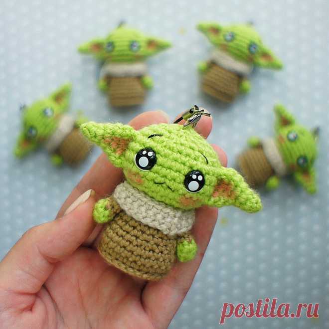 PDF Малыш Йода крючком. FREE crochet pattern; Аmigurumi toy patterns. Амигуруми схемы и описания на русском. Вязаные игрушки и поделки своими руками #amimore - маленький брелок бэби Йода.