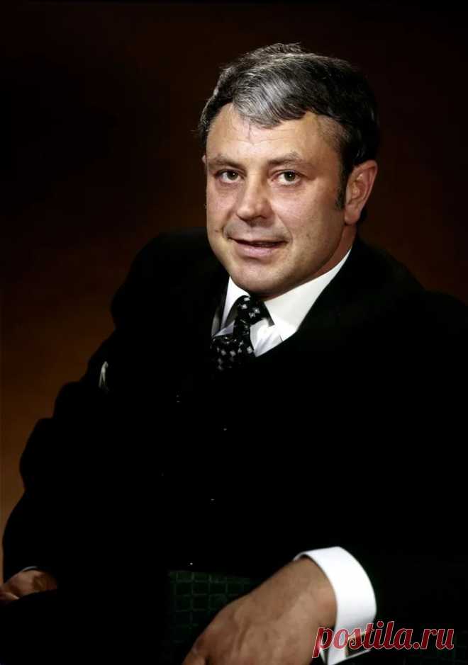 Донатас Банионис, 28 апреля, 1924
 • 4 сентября 2014