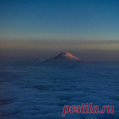 Արարատը ամպերի մեջ....
Եղիշե Չարենց
Չնչին, ինչպես Արարատին նետած քար`
Դավերը սև մարդուկների այդ անկար –
Օ՜, չհասած քղանցքներին անգամ քո`
Վայր են թափվում համայնացած քո կամքով –
Եվ առհավետ կորչում անզոր ու անկար,
Ինչպես անհաս Արարատին նետած քար…