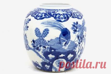 Найденная в доме фермера банка оказалась раритетом XVII века за 160 тысяч рублей. В Великобритании хранившаяся в доме фермера банка без крышки оказалась раритетом XVII века. Пол Фокс, оценщик из аукционного дома Holloways Auctioneers, рассказал, что владелец дома хранил ценный бело-синий сосуд вместе с другими керамическими изделиями. Его необычные узор и цвет заинтересовали эксперта.