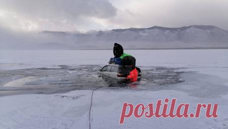 В Новосибирске из провалившейся под лед автомашины спасли женщину. В Новосибирске спасатели вытащили женщину из автомобиля, провалившегося под лед. Об этом сообщается в Telegram-канале Shot. По имеющейся информации, женщина подрабатывала курьером. В микрорайоне Шлюз она, используя навигатор, заехала на ...