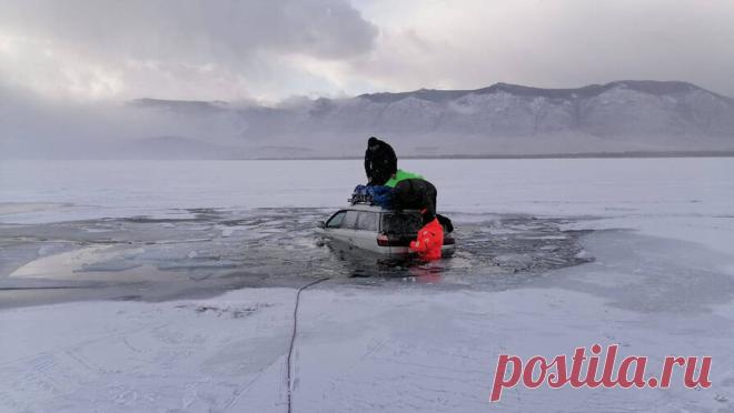 В Новосибирске из провалившейся под лед автомашины спасли женщину. В Новосибирске спасатели вытащили женщину из автомобиля, провалившегося под лед. Об этом сообщается в Telegram-канале Shot. По имеющейся информации, женщина подрабатывала курьером. В микрорайоне Шлюз она, используя навигатор, заехала на ...