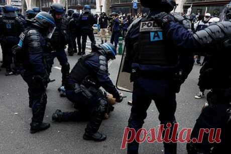 На акции протеста в Париже произошли столкновения с полицией. В Париже на акции протеста против пенсионной реформы произошли столкновения демонстрантов с полицией, правоохранители применили дубинки. Уточняется, что в числе демонстрантов представители ведущих профсоюзов, работники транспорта, энергетики, промышленности и других отраслей, медицинские работники, учителя и другие.