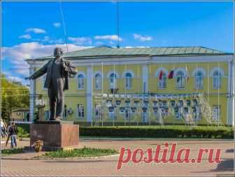 Памятник В.И. Ленину был установлен в 1950 году в оживлённом центре города Дмитров, на Советской площади, перед зданием городской администрации. Бронзовая скульптура вождя стоит на гранитном постаменте, вокруг которого расположена ухоженная клумба с цветами, а по обеим сторонам площади посажены ели. 

Прямо за памятником установлена доска почета «Лучшие люди района» и купеческий дом Суходаева. Ежегодно на 1 мая и 7 ноября на площади рядом с памятником устанавливалась дерев...