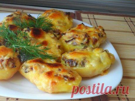 Запечённая картошка с грибами

Картофель(заранее отварить)-4 шт.
Грибы-200 гр.
Лук репч.-2 шт.
Майонез-2 стол.л.
Сыр-100 гр.
1.Картофель разрезать на 2 половинки,сделать небольшие углубления .
2.Грибы обжарить с луком+майонез,специи.
3.Начинку выложить в лодочки из картофеля,сверху посыпать тёртым сыром.
4.Выпекать при 170*-15 минут.
•••подробнее