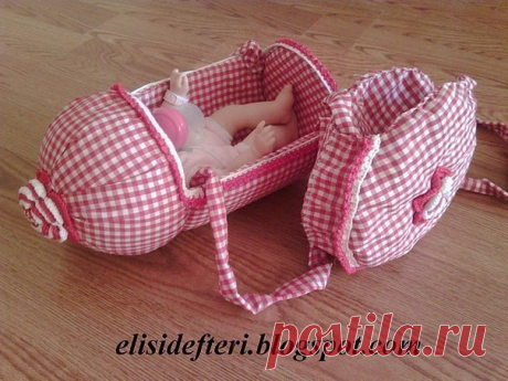 Игрушечная детская коляска и сумочка из пластиковой бутылки