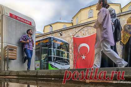 Водитель автобуса в Турции вернул россиянке забытые деньги. Водитель автобуса в Турции вернул россиянке, которая едва не лишилась отпуска, забытые деньги. Отмечается, что 28-летняя российская туристка Лейла Гулиева прилетела в Турцию. Путешественница села в автобус, отправляющийся из аэропорта Бодрума в курортный город Милас, и затем девушка вышла на остановке у своего отеля.