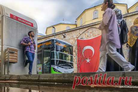 Водитель автобуса в Турции вернул россиянке забытые деньги. Водитель автобуса в Турции вернул россиянке, которая едва не лишилась отпуска, забытые деньги. Отмечается, что 28-летняя российская туристка Лейла Гулиева прилетела в Турцию. Путешественница села в автобус, отправляющийся из аэропорта Бодрума в курортный город Милас, и затем девушка вышла на остановке у своего отеля.