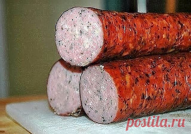Девочки, советую взять на заметку этот рецепт- Куриная колбаска - Вкуснотища ! 

Ингредиенты:

-500 г куриного мяса (у меня куриная грудка),
-3 зубчика чеснока,
-200 мл сливок,
-2 яичных белка,
-1 ч.л. соли,
-1 ч.л. сладкой молотой паприки,
-черный молотый перец
-специи и травы по вкусу.

Первый вариант:

Куриное мясо пропустить через мясорубку.
Чеснок измельчить и добавить в куриный фарш.
Затем добавить в куриный фарш сливки, яичные белки и специи и очень хорошо вымесить,...
