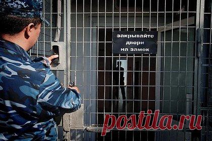 Российский заключенный получил 19 лет за убийство племянника и сбыт наркотиков. 63-летнего заключенного из Тюмени осудили на 19 с половиной лет за сбыт наркотиков, незаконное хранение огнестрельного оружия, убийство и причинение тяжкого вреда здоровью. Присяжные признали его виновным и не заслуживающим снисхождения. Россиянин будет отбывать наказание в колонии строгого режима.