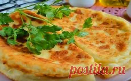 Невероятно простой рецепт хачапури. Справится даже начинающая хозяйка

Ингредиенты:

Кефир — 1 стак.
Сода (погасить уксусом) — 0,5 ч. л.
Соль — 0,5 ч. л.
Сахар — 0,5 ч. л.
Мука (в тесто) — 2,5 стак.
Мука (для работы с тестом) — 0,5 стак.
Творог — 200 г
Сыр твердый — 120–150 г
Чеснок — 2 зубчика
Масло подсолнечное рафинированное — для жарки

Приготовление:

Кефир смешаем с солью, сахаром и содой, перемешивайте венчиком.
Досыпаем частями муку все время мешая.
Когда тесто ста...