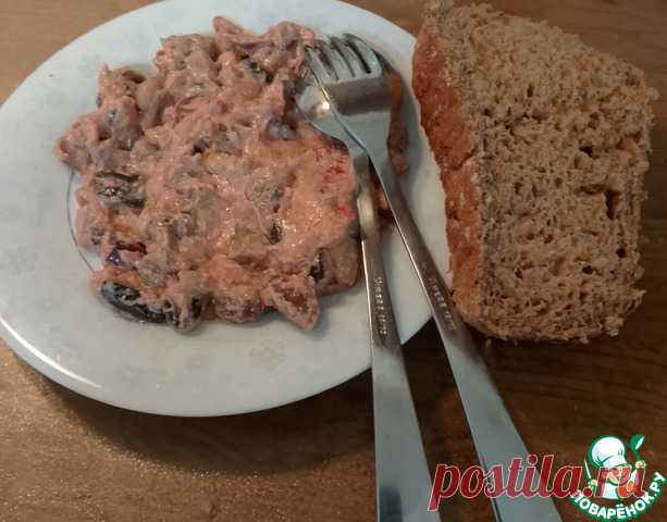 Блюдо из баклажана, фасоли с чесноком. Овощное рагу из баклажана, помидоров, фасоли с чесноком и орешками кешью обязательно порадует вас разнообразием вкусов и насыщенностью. Конечно, блюдо готовится непросто по нынешним меркам, ведь понадобится и плита, и духовка, и блендер. Вообщем, ворох грязной посуды вам обеспечен, но, поверьте, результат этого стоит. Да и получившийся соус хранится в холодильнике 3 дня. Его также можно намазать на бутерброд или использовать как гарнир к другим блюдам.