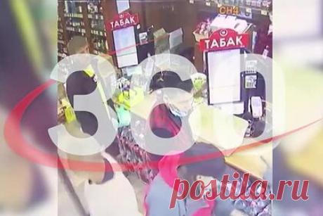 Клиент «Красного и белого» приставил пистолет к голове женщины и попал на видео. Инцидент произошел в одном из магазинов «Красное и белое» в Западном Дегунине. На кадрах с камер внешнего наблюдения видно, что покупательница и один из продавцов стоят спиной к мужчине. Неожиданно он достает пистолет, направляет его в голову женщине и практически сразу опускает. Женщину же заподозрили в краже товара.